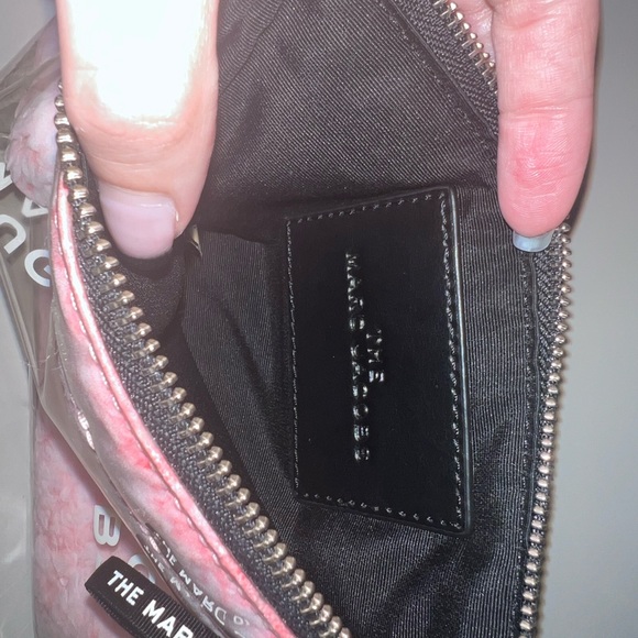 The Snuggle Pouch Marc Jacobs - Picture 8 of 8